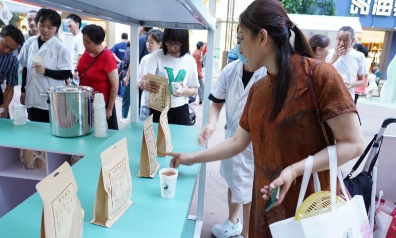 达州市通川区中医院 中医夜市串联2025年&ldquo;百市千县&rdquo;中医药文化惠民活动暨《中医药法》八周年宣传璀璨光华